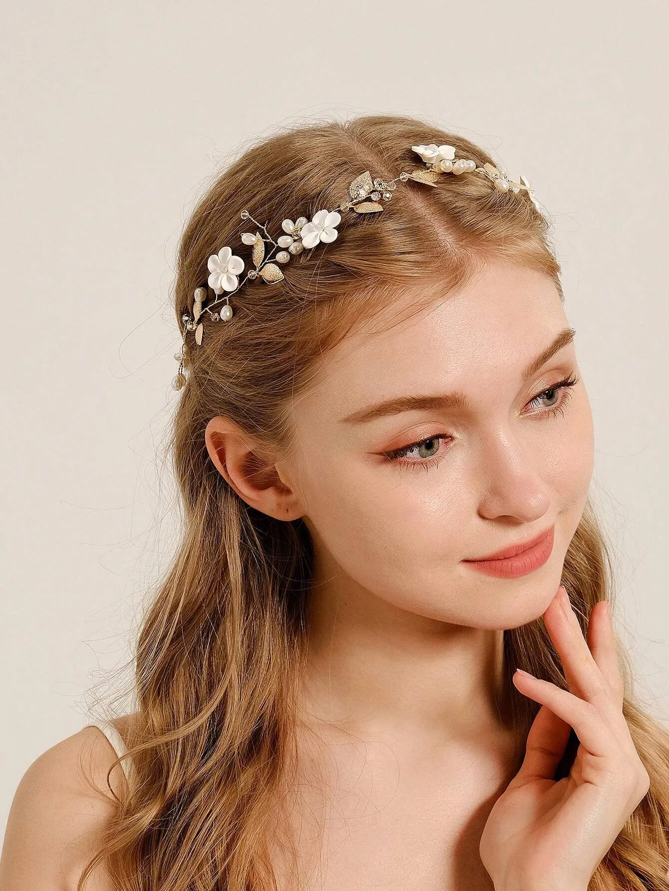 Gyldent Hårsmykke - Hårbånd (Diadem) med Blomster & Perler